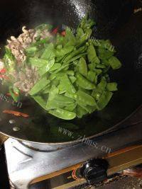家常菜荷兰豆炒肉做法图解6)