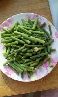家常菜蒜薹炒肉做法图解2)