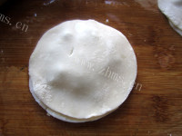 精致的饺子皮版葱花饼做法图解5)