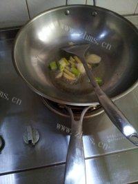 「美味可口」猪肉炖粉条做法图解6)
