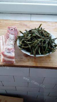 家常菜红烧肉炖干豆角做法图解1)
