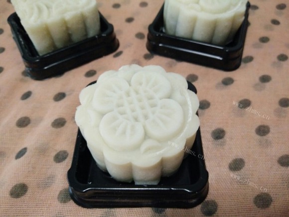 色泽鲜亮的冰皮月饼