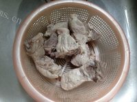 滋补的虫草花排骨汤做法图解5)