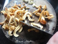 炒滑子菇做法图解2)