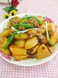 家常菜土豆焖鸡