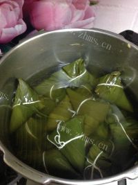 自制糯米鸡肉粽做法图解12)