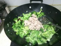 家常西兰花炒肉做法图解4)