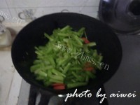 鲜嫩可口的菠菜杆炒鸡蛋做法图解7)