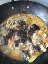美味的咖喱炖鸡做法图解4)