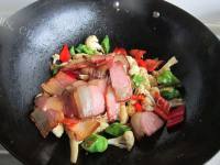 家常菜腊肉炒花菜做法图解10)