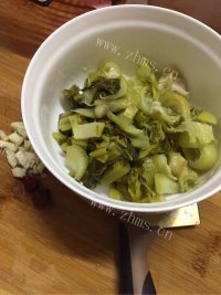 酸菜炒牛肉做法图解1)