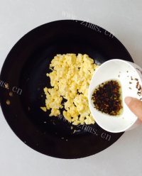 热腾腾的鸡蛋酱拌面做法图解6)
