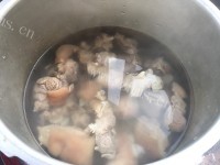 自制花生红枣猪蹄汤做法图解6)