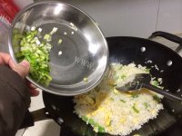 美味的青椒蛋炒饭做法图解7)