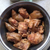 美味的腐乳猪蹄做法图解6)