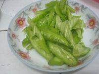 常吃不腻的蒜苗炒肉做法图解2)
