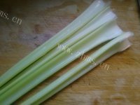 家常菜西芹炒牛柳做法图解1)