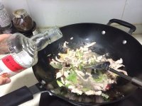 美味的茭白炒肉做法图解3)