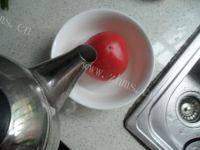 糖拌番茄自制做法图解2)