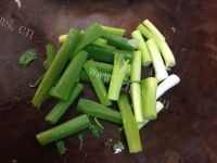 美味的干煸烤鸭架做法图解4)
