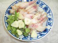 美味的蒜薹炒腊肉做法图解2)