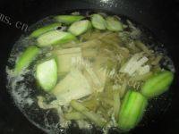 营养丰富的紫菜丝瓜瘦肉汤做法图解9)
