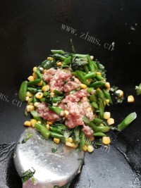 家常玉米肉末炒饭做法图解4)