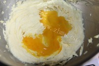 自制特浓奶香果酱酥饼做法图解4)