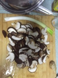 家常菜香菇芹菜做法图解1)
