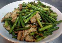家常肉炒蒜苔