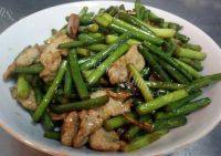 家常肉炒蒜苔