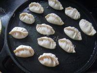 简易的韭菜煎饺做法图解9)
