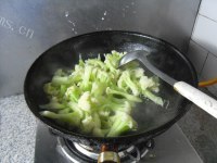美味的豆豉鲮鱼烧菜花做法图解5)