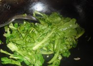 滑爽的蒜蓉茼蒿做法图解4)
