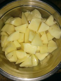 美味的香辣干锅鸡做法图解2)