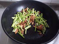 家常菜蒜薹炒肉做法图解4)