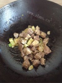 美味的牛肉炖柿子做法图解4)