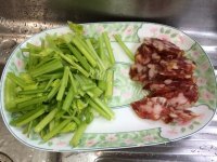 家常菜芹菜炒腊肠做法图解1)