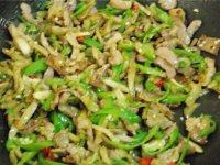 开胃青椒榨菜肉丝做法图解10)