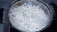 诱人的金针菇肉片汤做法图解6)