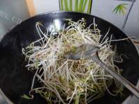 家常菜酸辣绿豆芽做法图解3)