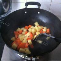 家常菜咖喱土豆做法图解3)