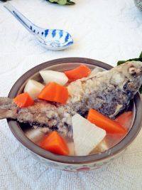 美味的胡萝卜山药鲫鱼汤