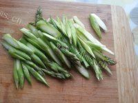 家常菜腊肠炒芦笋做法图解2)