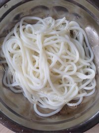 鲜美豌豆苗肉丁米线做法图解2)
