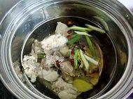 滋补的芋头排骨汤做法图解7)
