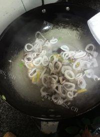 营养丰富的鱿鱼炒青椒做法图解5)