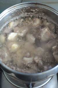 美味的五花肉粉丝煲做法图解2)