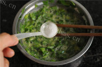 助消化的芹菜叶鸡蛋饼做法图解4)