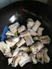 简单版排骨炖豆角做法图解3)